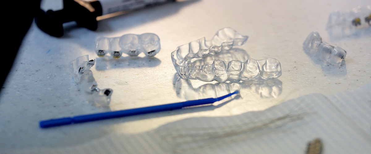 Clear aligners and dental fixings on a desk