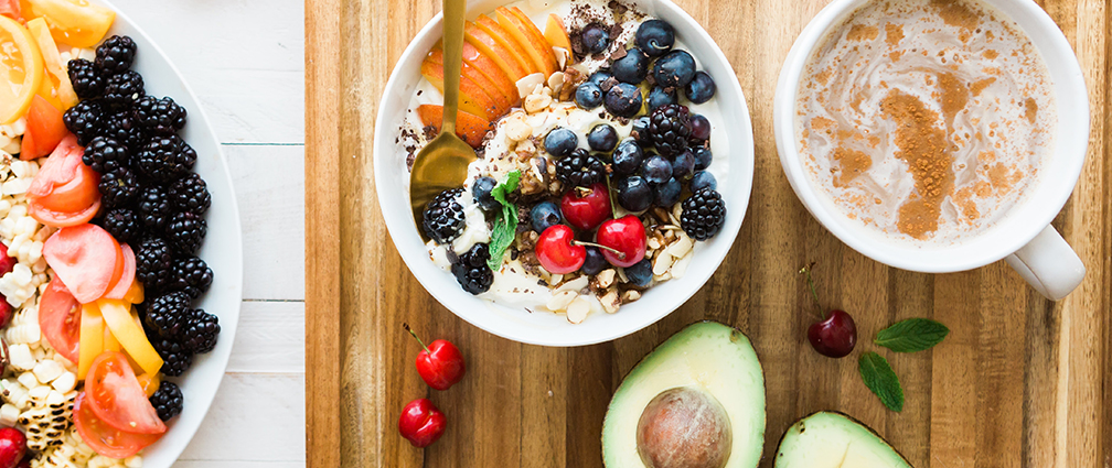 Healthy breakfast bowls with fruit and oats